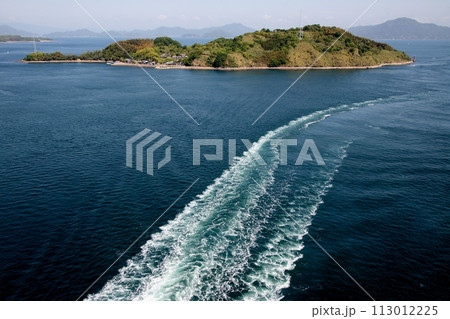 来島海峡大橋通過後の白い航跡 113012225