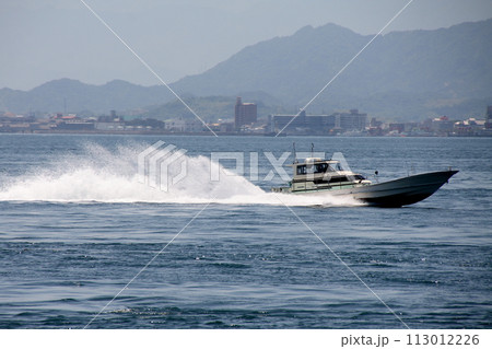 来島海峡を疾走する釣り船 113012226