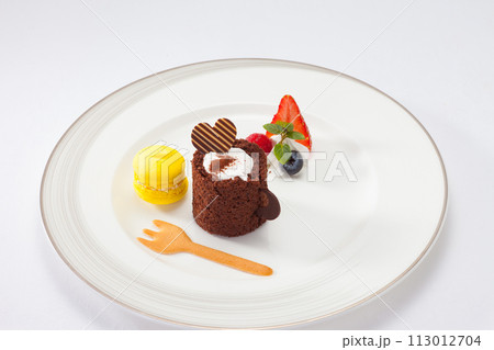 白い皿に乗ったチョコケーキ 113012704