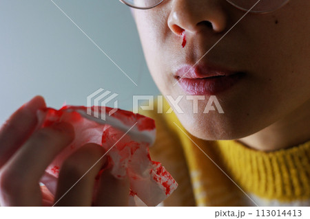 鼻血をティッシュ拭う女性 鼻血をティッシュ拭う女性 113014413