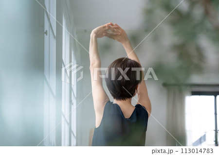 ストレッチする女性 113014783