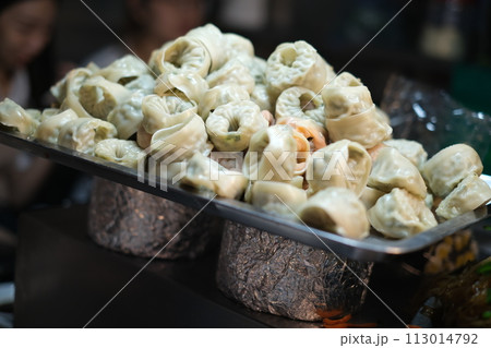 市場で売られている韓国の餃子 113014792