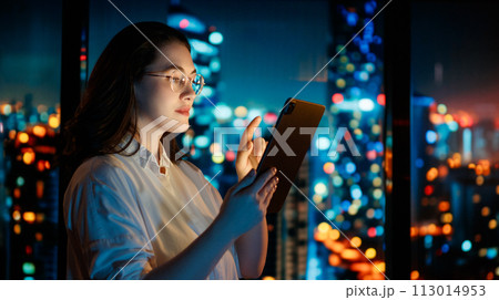 businesswoman working on tablet pc businesswoman working on tablet pc 113014953