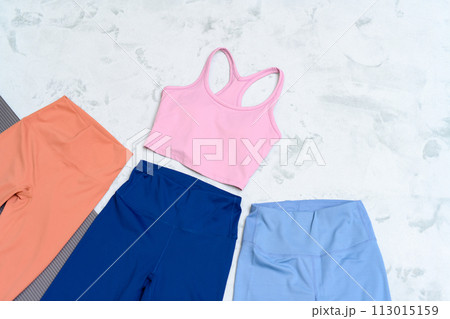 運動始める筋トレ女子の服装選び　比較　女性用ウェア　スポーツウェア　ジム　スポーツブラ、レギンス 113015159