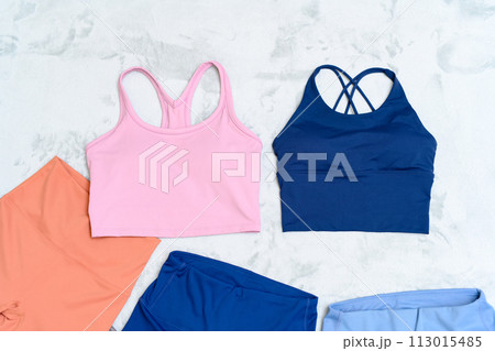 運動始める筋トレ女子の服装選び　比較　女性用ウェア　スポーツウェア　ジム　スポーツブラ、レギンス 113015485