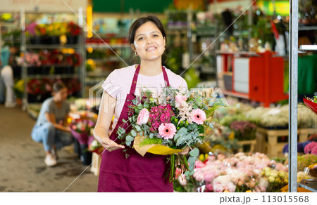 Portrait of female flower market seller with bouquets of flowers 113015568