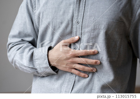 腹痛の男性 ボディパーツ 腹痛の男性 ボディパーツ 113015755