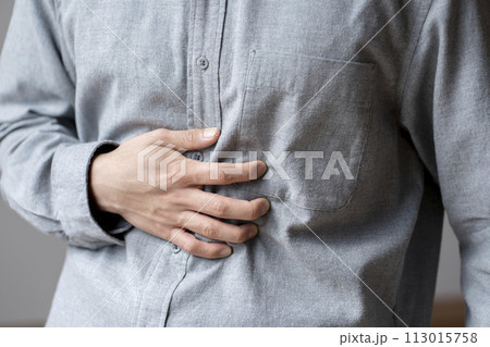 腹痛の男性　ボディパーツ 113015758