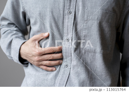 腹痛の男性　ボディパーツ 113015764