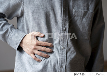 腹痛の男性 ボディパーツ 腹痛の男性 ボディパーツ 113015769