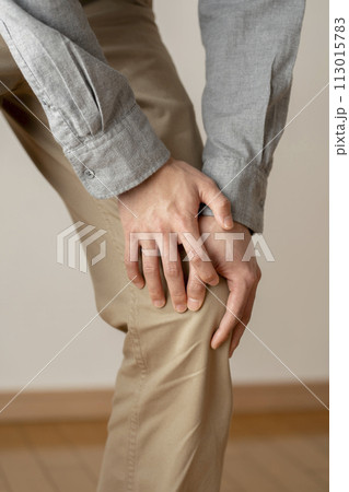 膝が痛い男性　膝痛　ボディパーツ 113015783