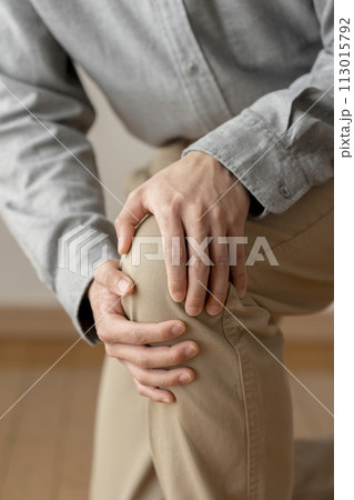 膝が痛い男性 膝痛 ボディパーツ 膝が痛い男性 膝痛 ボディパーツ 113015792