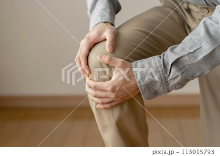 膝が痛い男性 膝痛 ボディパーツ 膝が痛い男性 膝痛 ボディパーツ 113015793