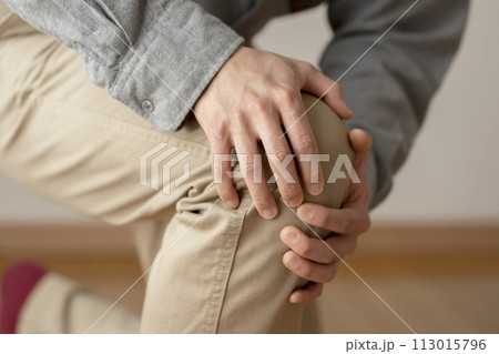 膝が痛い男性 膝痛 ボディパーツ 膝が痛い男性 膝痛 ボディパーツ 113015796