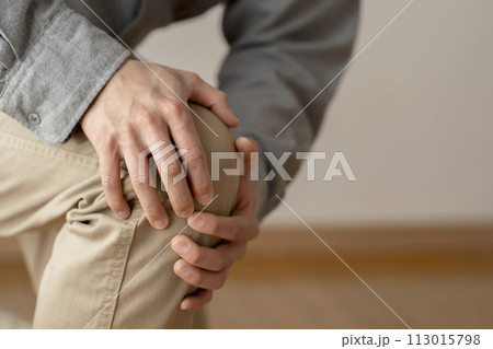 膝が痛い男性 膝痛 ボディパーツ 膝が痛い男性 膝痛 ボディパーツ 113015798