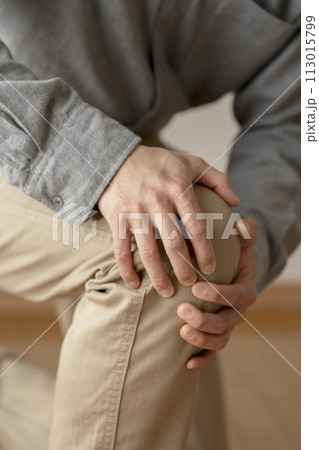 膝が痛い男性 膝痛 ボディパーツ 膝が痛い男性 膝痛 ボディパーツ 113015799