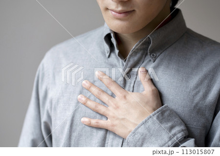 緊張する男性　ボディパーツ　パーツカット 113015807