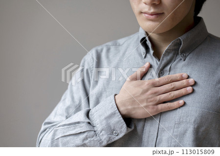 緊張する男性　ボディパーツ　パーツカット 113015809