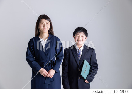 卒業証書を持った男の子と保護者 Graduation certificate 卒業証書を持った男の子と保護者 Graduation certificate 113015978