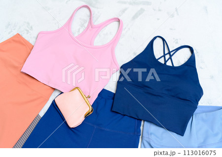 運動始める筋トレ女子の服装選びの費用　比較　財布　スポーツウェア　ジム　スポーツブラ、レギンス 113016075