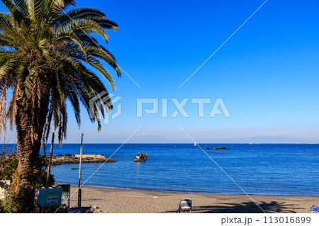 沖に見える富士山と冬でも営業している荒井浜海水浴場の綺麗なビーチ。  日本国神奈川県三浦市、荒井浜海 113016899