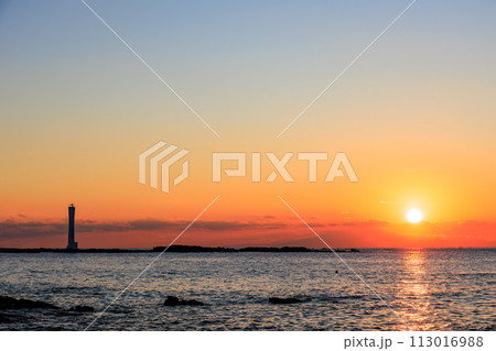 ビーチから眺める美しい夕日と富士山のシルエット。  日本国神奈川県三浦市、荒井浜海水浴場にて。 20 113016988