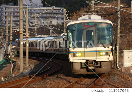 【JR西日本】221系「大和路快速」（大和路線：高井田駅） 113017048