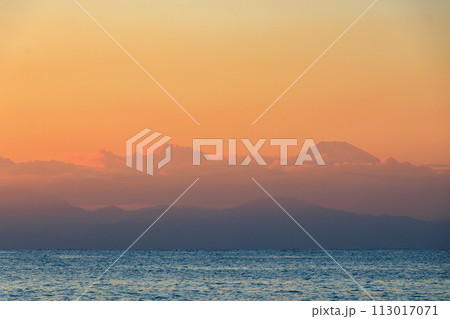 ビーチから眺める美しい夕日と富士山のシルエット。  日本国神奈川県三浦市、荒井浜海水浴場にて。 20 113017071