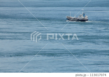 来島海峡の潮流の中を航行する貨物船 113017074