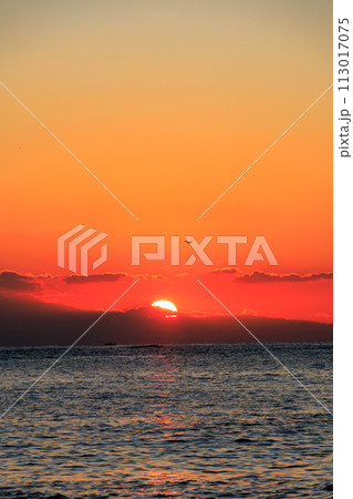 ビーチから眺める美しい夕日と富士山のシルエット。  日本国神奈川県三浦市、荒井浜海水浴場にて。 20 113017075