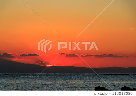 ビーチから眺める美しい夕日と富士山のシルエット。  日本国神奈川県三浦市、荒井浜海水浴場にて。 20 113017080