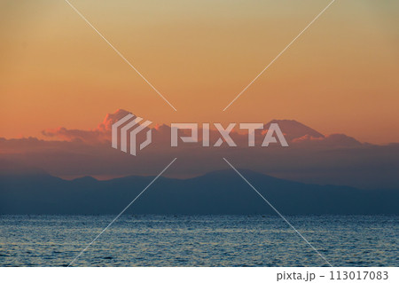 ビーチから眺める美しい夕日と富士山のシルエット。  日本国神奈川県三浦市、荒井浜海水浴場にて。 20 113017083