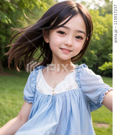 髪がなびく女性 113017237