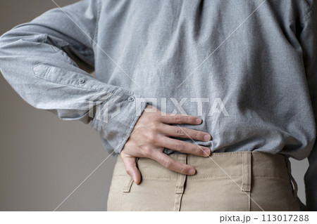 腰痛の男性　ボディパーツ　顔なし　うしろ姿 113017288