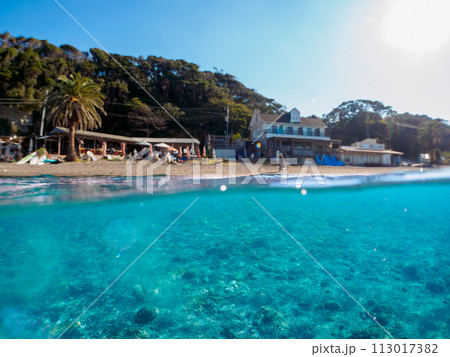 美しい白砂のビーチと海の半水面撮影。  日本国神奈川県三浦市、荒井浜海水浴場にて。 2023年12月 113017382