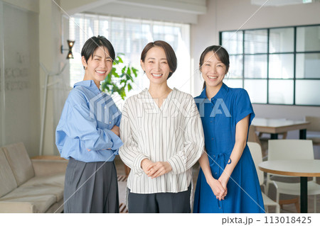 働く女性達のポートレート 働く女性達のポートレート 113018425