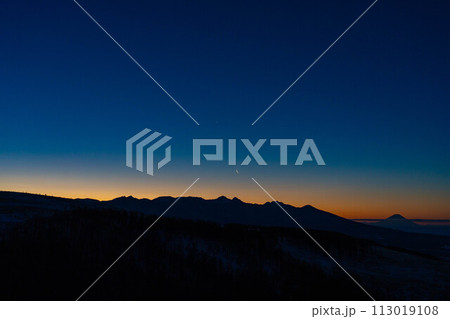 【マジックアワー】マジックアワーの八ヶ岳と三日月【長野県】 113019108