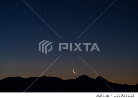 【マジックアワー】マジックアワーの八ヶ岳と三日月【長野県】 113019112