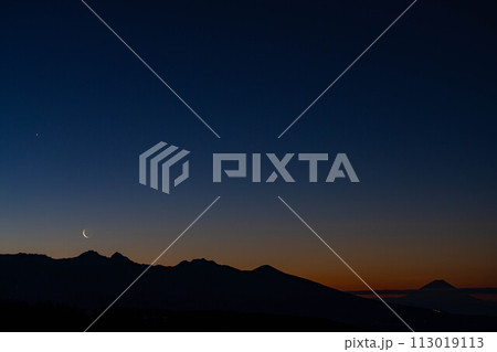 【マジックアワー】マジックアワーの八ヶ岳と三日月【長野県】 113019113