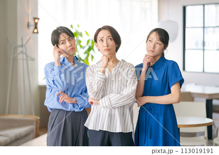 働く女性達のポートレート 113019191