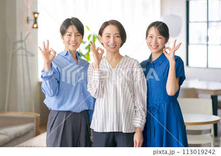 働く女性達のポートレート 113019242