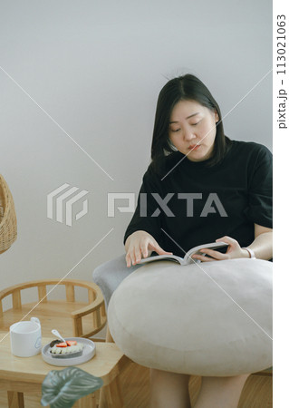 pet care concept with owner during read book and take coffee break in livingroom 113021063