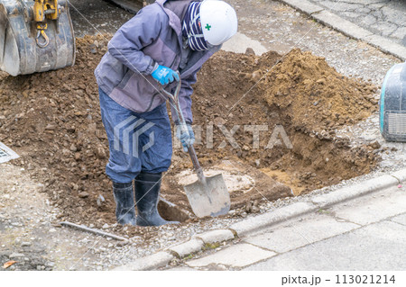 道路工事　ショベル　スコップ　作業員 113021214