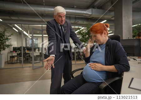 Boss swears at pregnant subordinate woman in office.  113021513