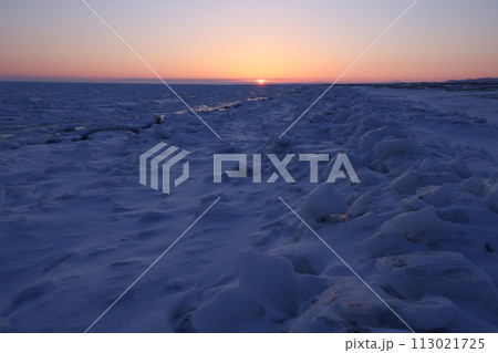北海道佐呂間海岸氷原の朝 北海道佐呂間海岸氷原の朝 113021725