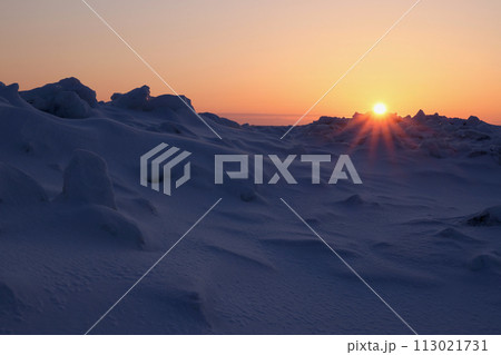 北海道佐呂間海岸氷山日の出 北海道佐呂間海岸氷山日の出 113021731