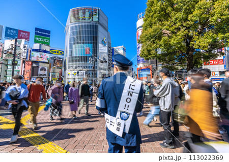日本の東京都市景観 税関が渋谷駅前・渋谷ハチ公前広場で「ニセモノにNO!!」を呼びかけ…＝3月27日 113022369