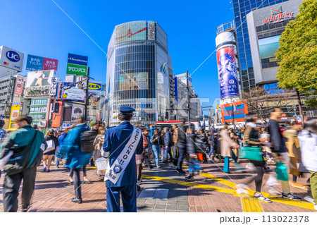 日本の東京都市景観 税関が渋谷駅前・渋谷ハチ公前広場で「ニセモノにNO!!」を呼びかけ…＝3月27日 113022378