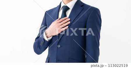 ビジネス　男性　白背景　手元 113022519