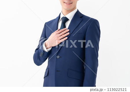 ビジネス　男性　白背景　手元 113022521